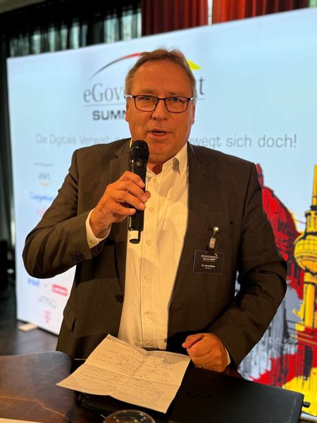 Von den Herausforderungen für Land und Kommunen in Bezug auf die Cybersicherheit berichtete Niedersachsens CIO Dr. Horst Baier. (©Vogel IT-Akademie)