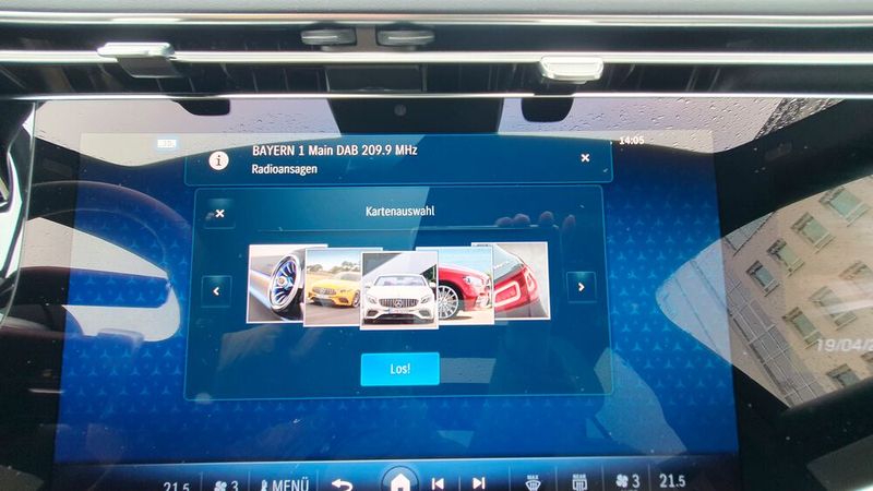 9. Die Luxusausstattung: Wer bereit ist, über 100.000 Euro für eine Mittelklasse-Limousine zu zahlen, der erhält dafür Komfort in Hülle und Fülle. Hier kommen nur ein paar außergewöhnliche Beispiele: Eine Selfie- und Video-Kamera, eine Armlehnenheizung für Fahrer und Beifahrer, ein Panorama-Schiebedach, ein 3D-Fahrerdisplay, ein 4D-Surround-Soundsystem von Burmester, und eine Standheizung. (Bild: Mauritz – VCG)