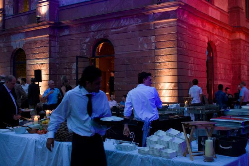 Gegrillte Burger und Bratwürste kamen im Hof der Party-Location bei den Nicht-Vegetariern gut an. (Archiv: Vogel Business Media)