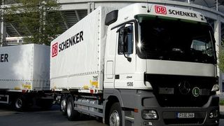 Das Transportunternehmermodell „kündbare Poolmiete“ bietet unter anderem individuell für den Kunden gestaltete Mietraten. Dafür erhält der Kunde regelmäßig gewartete Fahrzeuge in eigener Firmenfarbe. Bild: Mercedes-Benz Charterway (Archiv: Vogel Business Media)