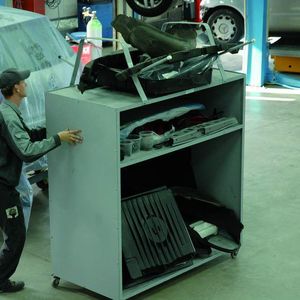 Auch ein gutes Mittel, um die Effizienz in der Werkstatt zu
verbessern: Im Werkstattwagen werden alle Teile verstaut.