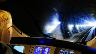 Die Deutsche Bahn will auch mit der Digitalisierung des gesamten Schienennetzes die Kapazitäten für den Zugverkehr deutlich erhöhen. Die Umrüstung auf ETCS Level 2 (European Train Control System) in Kombination mit Digitalen Stellwerken ist die Basis, um die Schienen künftig um bis zu 20 Prozent aufnahmefähiger zu machen, mit ETCS Level 3 sogar um bis zu 35 Prozent. Das Bild zeigt einen ETCS-geführten ICE-Zug zwischen Erfurt und Halle/Leipzig im Bibratunnel. (Deutsche Bahn)