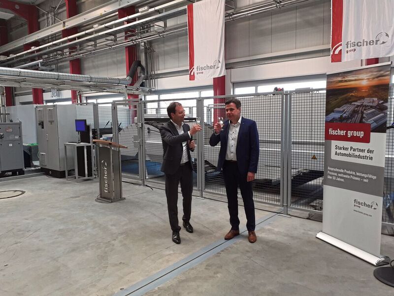Hans-Peter Fischer, Unternehmensinhaber der Fischer Group, und Richard Bannmueller, CEO der Trumpf Laser- und Systemtechnik, stoßen gemeinsam auf die offizielle Inbetriebnahme der ersten Tru Laser 8000 Coil Edition an.