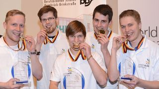Die Erfurter Thomas Kühler und Lukas Stollberg (Bild 4./5.v.l.) sind neue Deutsche Meister im WorldSkills-Berufswettbewerb "Mobile Robotik" und  fahren zur Berufe-EM nach Lille. Silber (Marc Töpker/Sebastian Schmidt - 2./3.v.l.) und Bronze (Christopher Anders - 2.v.r./Raphael Rohatsch) gingen nach Osnabrück. (WorldSkills Germany/Jörg Wehrmann)