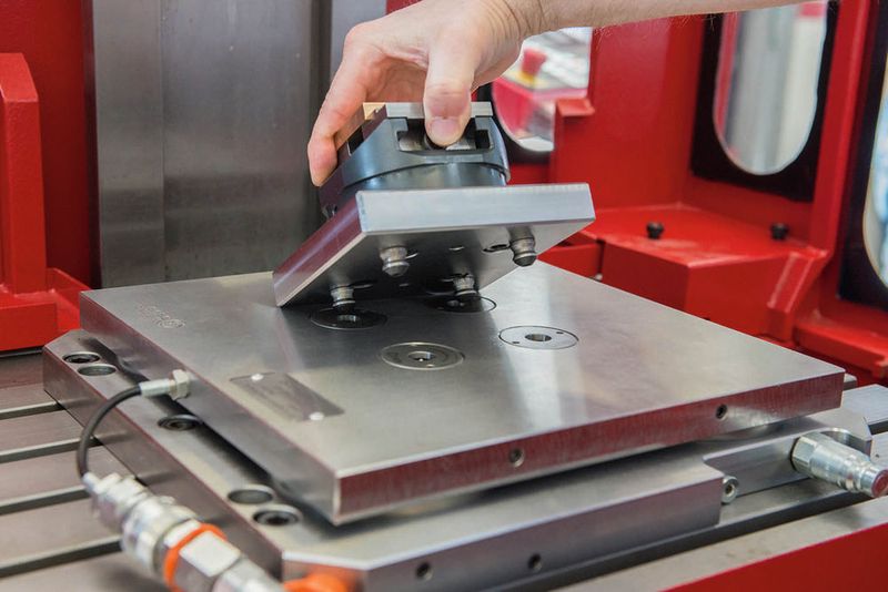 Auf der Grundplatte sitzt eine Sonderplatte mit vier Nullpunktspannmodulen K 5. (Bild: AMF)