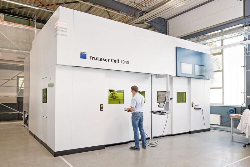 Trumpf hat die Trulaser Cell 7040 außerdem ergonomischer gestaltet. Das äußert sich zum Einen darin, dass der Werker keine Verrenkungen mehr machen muss, um alles gut im Blick zu haben. Möglich macht das unter anderem ein verfahr- und schwenkbares, auf die Körpergröße einstellbares Display. (Trumpf / M. Stollberg)