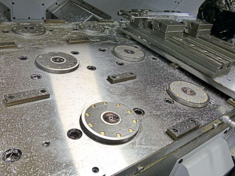 Schneeberger arbeitet mit speziell angefertigten Spannplatten mit individueller Anzahl und Anordnung an Zylindern und Spannbolzen  (Vischer + Bolli AG)