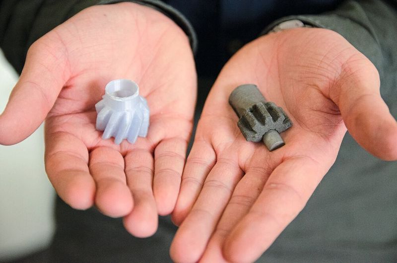 Das linke Modell der Beschichtungsgeometrie hat Julian Hasselmann im 3D-Drucker hergestellt, um sie im Anschluss mit seinem Verfahren zu realisieren (rechts). (FH Münster/Theresa Gerks)