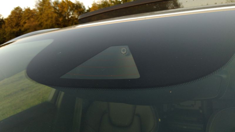 Die Scheibe und die Linse der Kamera können im Herbst und Winter mit Feuchtigkeit beschlagen. Denso arbeitet an einer Folie, die das verhindert.(Bild:  Thomas Günnel/Vogel Communications Group)