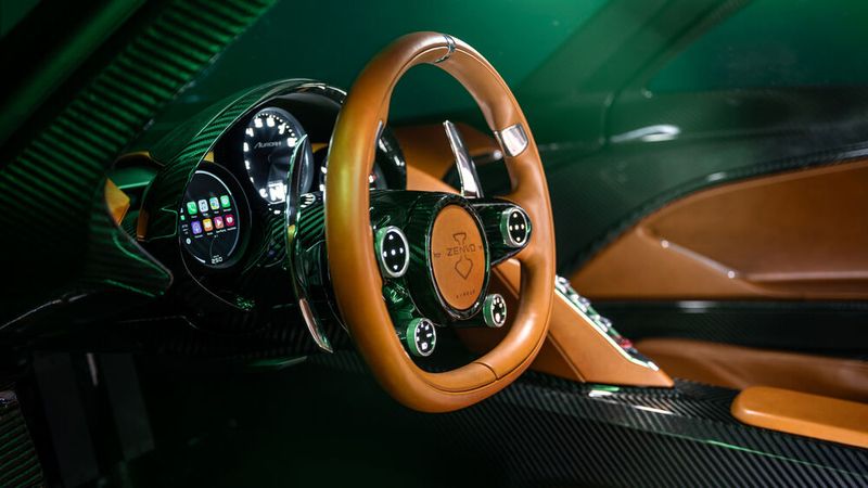 Innen gibt es viel Carbon und Leder. (Bild: Zenvo)