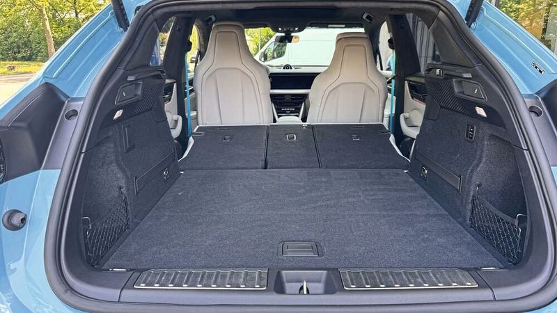 Knapp 1.350 Liter Ladevolumen bieten sich bei umgeklappter Rücksitzbank. (Bild: Achter – VCG)