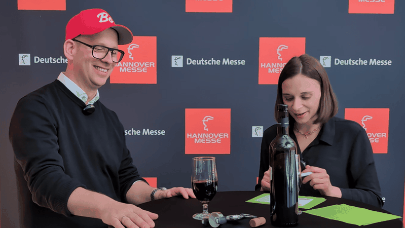 Helge Bo Flöge und Melanie Ehrhardt bei der Aufzeichnung der dritten Ausgabe von WINe O’Clock – Die Business After Hour.(Bild:  ba/me)