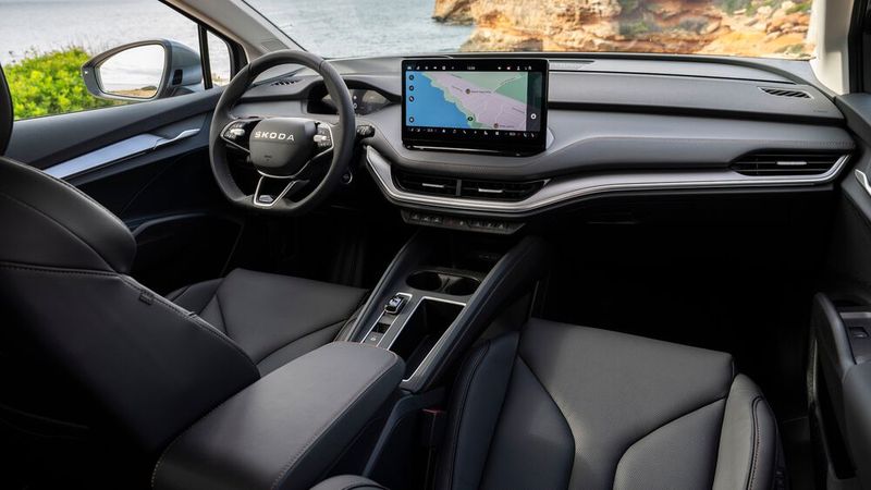 Das Raumgefühl ist großzügig, auf den Vordersitzen sogar exzellent. (Bild: Skoda)