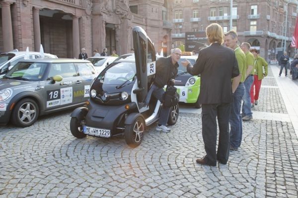 Bertha Benz Challenge 2012, 2. Tag: Präsentation der Fahrzeuge vor dem MannheimerSchloss am Vormittag. Die Starnummer 28 - ein Renault Twizy, Elektrodynamischer Blitz aus Ratingen. (Bild: Ulrich Steinlechner)