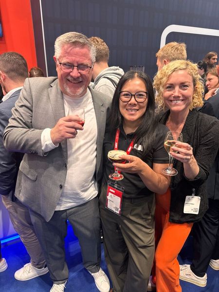 Stimmenlos (gute Besserung) feiert Udo Schillings (Infinigate) mit Ex-Kollegen Minh Tran (ADN) und Isabella Huber (Cloudflare) (Bild: Vogel IT-Medien)