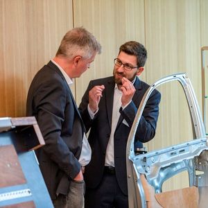 David Heyner, Projektleiter Kompetenzzentrum (rechts) im Gespräch.(Bild:  DLR)