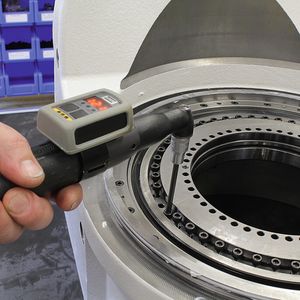 Bild 1: Der Drehtisch der Fräsmaschine HPM 450 U hat etwa 540 Schrauben. Hier wird der äußere Ring des C-Achsen-Lagers montiert, das mit 44 Schrauben im Gehäuse fixiert wird.