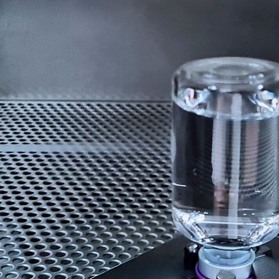 Mit dem Ziel, den Ressourcenverbrauch bei der Reinigung medizinischer und pharmazeutischer Produkte signifikant zu verringern, wurde die Materialverträglichkeit und Zytotoxizität der trocknen „quattroClean“-Schneestrahlreinigung in einem Verbundprojekt erfolgreich untersucht. (Bild: acp systems)