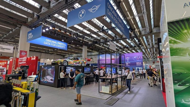 BMW ist der Autohersteller mit der größten Präsenz auf der Automechanika. Im Fokus stehen Ersatzteile für die zeitwertgerechte Reparatur älterer Fahrzeuge. (Bild: Rosenow / VCG)