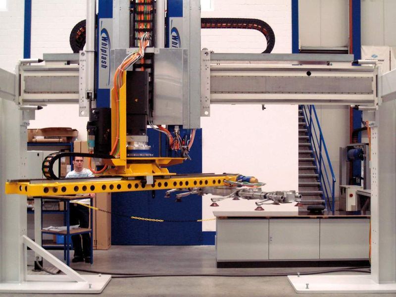 Der Feederplus hat einen Verfahrweg von 1850 mm und ist für eine Traglast von 125 kg konzipiert, einschließlich Teil und Tooling.  Bilder: Strothmann (Archiv: Vogel Business Media)