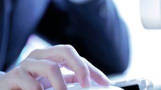 Forschungsergebnisse notieren und danach mit einem Artikel einer Fachzeitschrift an Kollegen verschicken, ist mit der richtigen Sammellizenz kein Problem. (Bild: Rights Direct)