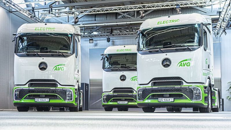 Der Absatz von Elektro-Lkw wie dem E-Actros von Daimler Truck sowie von E-Bussen wächst global deutlich.(Bild:  Myriam Mersy Photography)