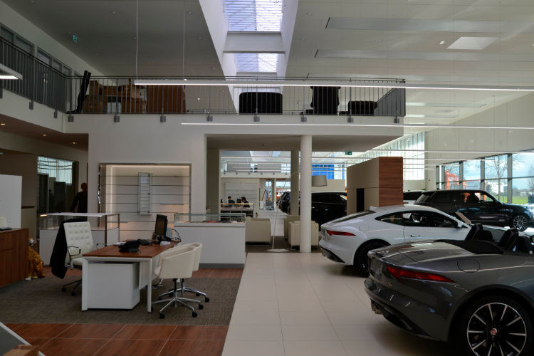 Die Jaguar- und die Land-Rover-Ausstellung sind durch einen zentralen Kundenbereich verbunden. (Mauritz)