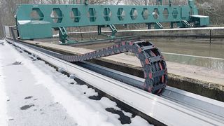 In die Ablegewanne wurden zwei Heizkabel integriert, damit die Energieführungskette auch im Winter einwandfrei funktioniert. (Archiv: Vogel Business Media)