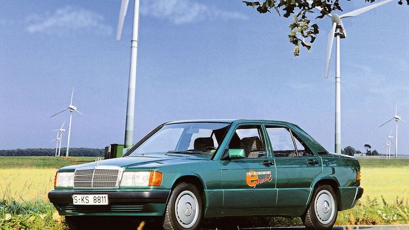 Vor 30 Jahren startet ein großer E-Auto-Feldversuch mit 60 Fahrzeugen auf der Insel Rügen. Auch Mercedes-Benz ist mit zehn 190er-Modellen mit von der Partie.(Bild:  Mercedes-Benz)