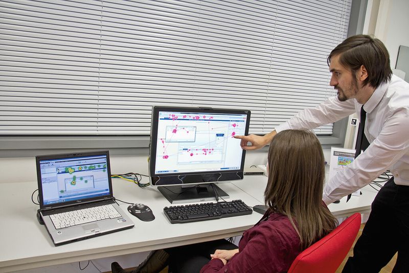 Bild 2: Um herauszufinden, auf welche Schaltflächen man zuerst klickt, wenn ein bislang unbekannter Arbeitsschritt ausgeführt werden soll, wurden den Probanden konkrete Aufgaben aus der Praxis gestellt und die Lösungswege gemeinsam ausgewertet. (Bild: TU Chemnitz/Sebastian Scholz)