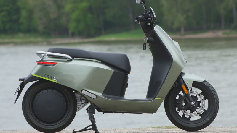 Elegant in die Seitenverkleidung sind die bei Bedarf herausklappbaren Fußrasten für den Fahrgast eingelassen. (Bild: sp-x/Mario Hommen)