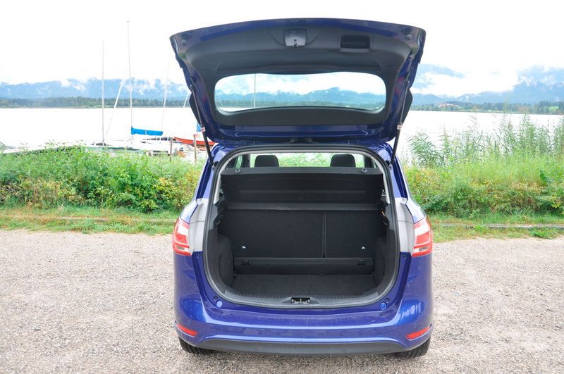 Der Kofferraum fasst 318 Liter. Genug für den Einkauf, doch bei einer längeren Urlaubsreise mit der Familie wird es eng. (Seyerlein / kfz-betrieb)