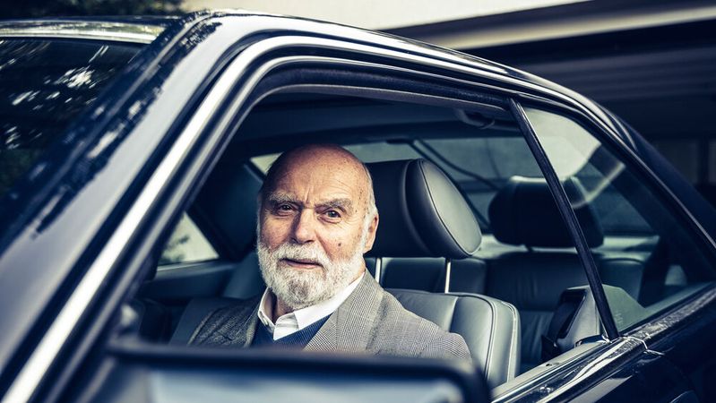 Mit 90 Jahren verstorben: Bruno Sacco in seinem persönlichen Mercedes-Benz 560 SEC(Bild:  Mercedes-Benz AG)