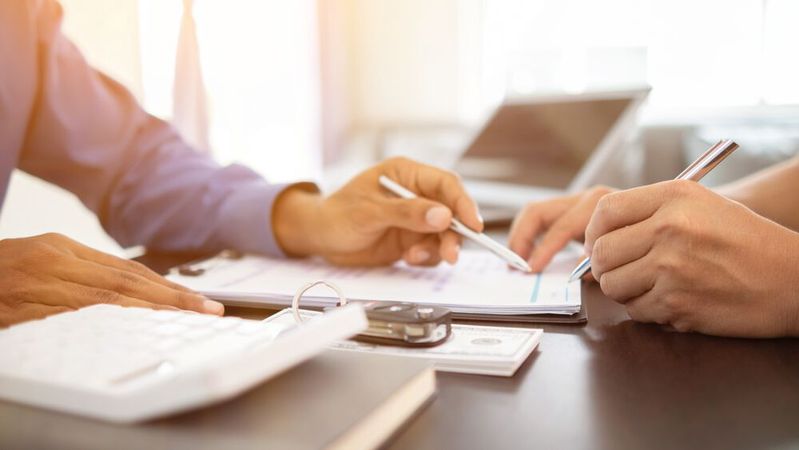 Wer nach einem Haftpflichtschaden ein Ersatzfahrzeug verkauft, sollte die rechtlichen Feinheiten rund um die Schadenregulierung kennen.(Bild:  © thatinchan - adobe.stock.com)