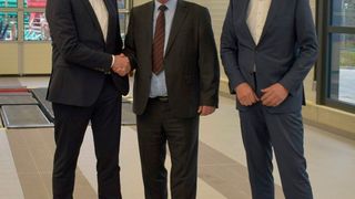 Jann Fehlauer (links) und Clemens Klinke (rechts) beglückwünschen Peter Herget, Leiter Aus- und Weiterbildung bei Dekra, zur neuen Wirkungsstätte. (Rosenow/»kfz-betrieb«)