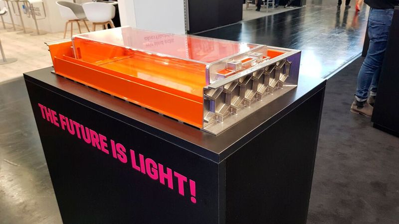 Magnesiumgussteile entstehen bei 595 Solution im Thixomolding-Verfahren. Hier eine Batteriewanne inklusive elektrisch isolierender Beschichtung. (Bild: D.Quitter/VCG)