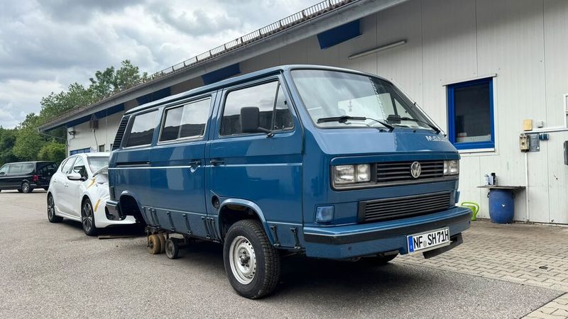 Einst Alltagslastesel bzw. Familienkutsche, seit Jahren aber bereits begehrter Oldtimer: der VW Transporter/Bus der 3. Generation. Im Mai 1979 kam er auf den Markt, wurde bis 1992 produziert und war die letzte Transporter-Baureihe mit Heckantrieb. Anfangs noch mit luftgekühlten, dann mit wassergekühlten Boxermotoren ausgestattet – im Fall des Diesel/Turbo-Diesel mit Reihenmotoren –, bereiteten die Aggregate im Laufe der Zeit ihren Besitzern leidlich Probleme. Lösen konnte VW das Problem erst mit der Generation des T4 und seinen deutlich haltbareren 4-, 5- und 6-Zylinder-Motoren. (Bild: Schreiner – VCG)