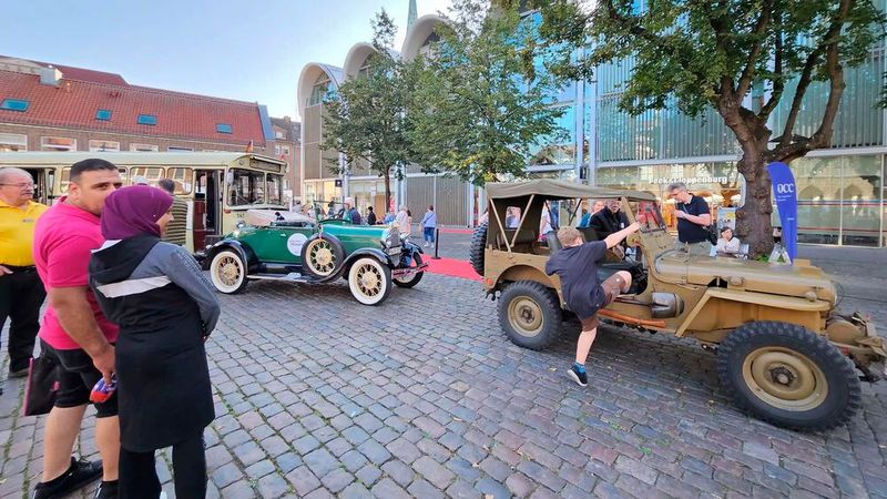 Das rollende Museum bot nicht nur Alt, sondern vor allem auch Jung die Gelegenheit, in Kontakt mit dem rollenden historischen Kulturgut zu kommen. (Bild: OCC)