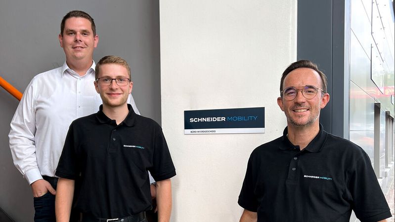 (v. l.) Richard Flemming, Leitung Mobilitätskonzepte bei der Schneider-Gruppe, Schneider-Mobility-Geschäftsführer Johannes Schneider und Sven Oliver Arnegger, Leitung Business Development Schneider-Gruppe. (Bild:  Schneider-Gruppe)