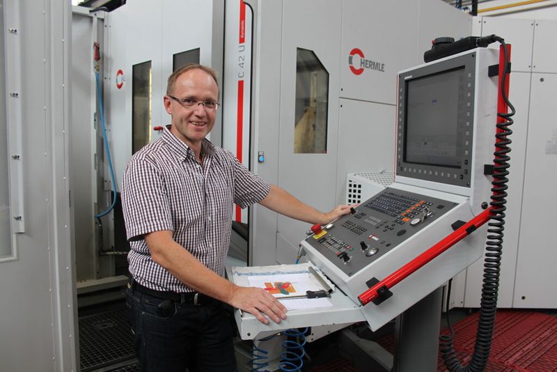 Udo Schwind, Fertigungsleitung bei Reis Robotics, vor dem Steuerpult mit der Heidenhain-Steuerung iTNC 530 HSCI für das BAZ C 42 U mit Palettenwechsler PW 850. (Bild: Hermle)