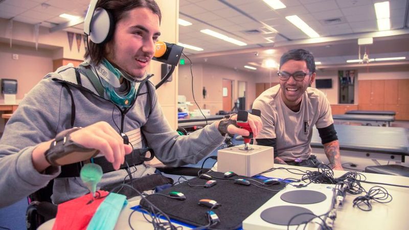 Ein Beitrag zur Barrierfreiheit: Die Einführung des Xbox Adaptive Controllers am 16. Mai 2018 machte auch Spielern mit Behinderungen das Gaming zugänglich. (Bild: Microsoft)