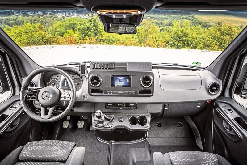Im Transfer findet sich das eher klassische Cockpit. (Daimler)