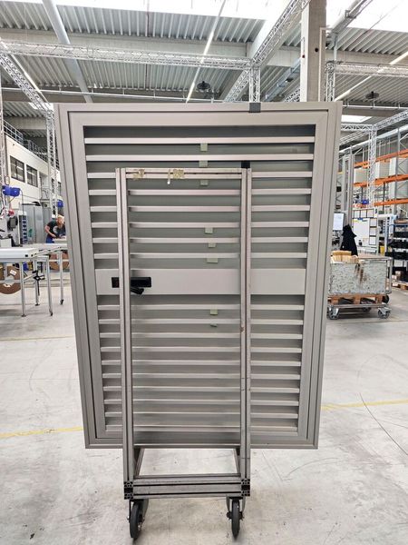 Rund um den Betonbau werden die für die Technikgebäude benötigten standardisierten sowie kundenindividuellen Türen und Lüftungselemente in der eigenen Metallfertigung hergestellt. (Bild: VCG/Finus)