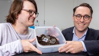 Xavier Aeby und Gustav Nyström haben eine komplett gedruckte, biologisch abbaubare Batterie entwickelt, die aus Zellulose und anderen ungiftigen Komponenten besteht. (Gian Vaitl / Empa)