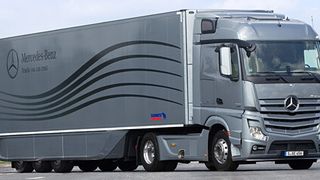 Bis zum Ende des Jahrzehnts will die EU-Kommission neue Vorschriften zu den Lkw-Maßen einführen, wobei besonders Länge und Gewicht ins Blickfeld geraten sind. Auslöser dafür war der Treibstoffverbrauch und damit der CO2-Ausstoß. (Foto: Daimler)