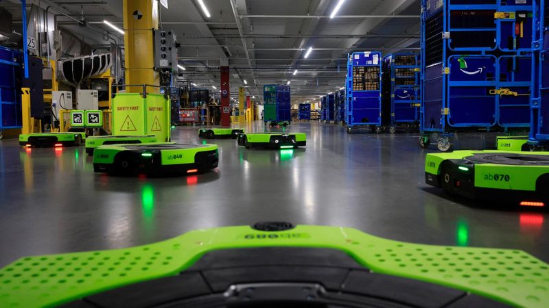 Cloud-Technologien verknüpfen Daten und Prozesse; autonome Roboter wie Proteus (im Bild) bewegen sich in Amazons Fulfillment-Centern frei und bedarfsorientiert durch den Betrieb.(Bild:  Amazon Web Services)
