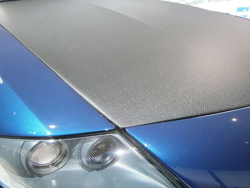 Gleich im Foyer zu den Messehallen gab es geballte Faserverbundtechnik in vielen Anwendungsfacetten zu bewundern... (Bild: Königsreuther)