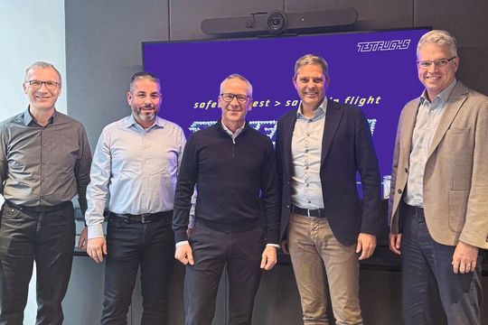 Die Kistler Gruppe und Test-Fuchs Aerospace Systems geben ihre Partnerschaft zur Entwicklung von Messsystemen für die Luft- und Raumfahrt bekannt. v.l.n.r.: Markus Nagl (Managing Director Test-Fuchs GmbH), Michael Schilling (Managing Director Test-Fuchs Aerospace Systems GmbH), Volker Fuchs (CEO & Eigentümer Test-Fuchs Gruppe), Marc Schaad (CEO Kistler Instrumente AG) und Peter Hoeffgen (CMO Kistler Instrumente AG) anlässlich der besiegelten Technologiekooperation in Gross-Siegharts. (Bild:  Kistler)
