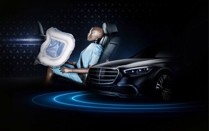 In der 2020 vorgestellten Mercedes-Benz S-Klasse der Baureihe 223 feiert der neuartige Frontalairbag für Fondpassagiere seine Weltpremiere. (Mercedes-Benz AG)