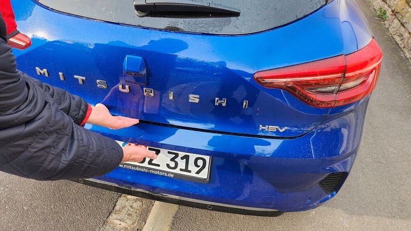 Nicht so einfach macht Mitsubishi bzw. Fahrzeugspender Renault auch den Zugang zum Kofferraum. Der Öffner befindet sich nämlich nicht in der Klappe, sondern darunter im Stoßfänger. Also braucht man immer zwei Hände. (Bild: Mauritz – VCG)